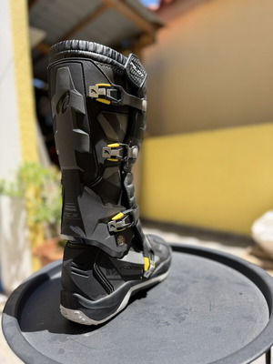 Μπότες Forma Pilot για enduro και κράνος XR7 Pro σαν καινούργια