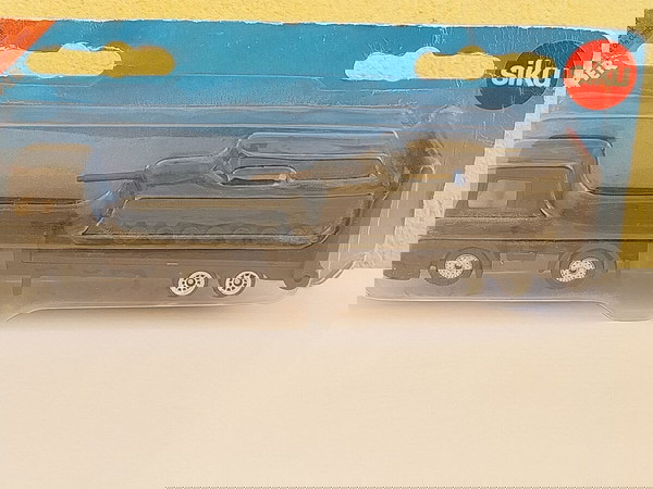 Αρματοφορέας με άρμα μάχης τύπου Leopard, της SIKU στα 1:87
