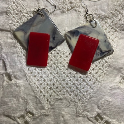 Light plastic earrings new, simple and discreet
