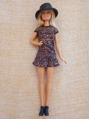 Barbie με leopard φόρεμα, καπέλο και μαύρα μποτάκια σαν καινούργιο