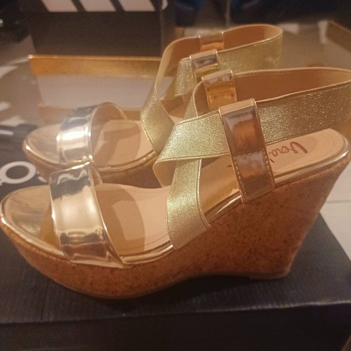 Platform sandals new, gold, very comfortable and light