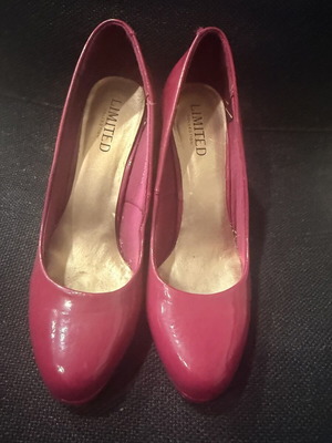 Fuchsia Pumps size 35.5 like new, Limited