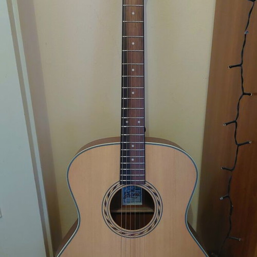 Acoustic Guitar Bromo like new, no case included