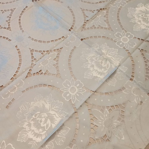 Set of 7 satin tablecloths and napkins cream new
