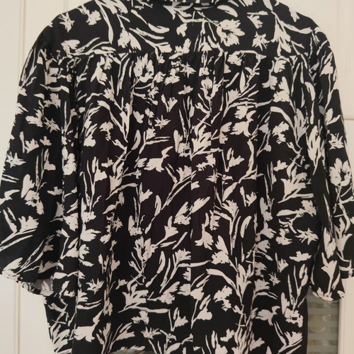 See U Soon Black Floral Short Sleeve Cropped Shirt Like New, Size L