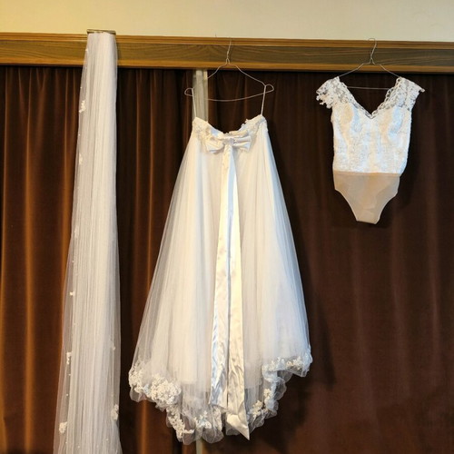 Wedding dress used with bodysuit, sarpa, veil and skirts in tulle, cashmere, lace
