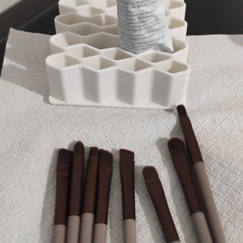 Makeup brush set with 8 new brushes and cream tube stand