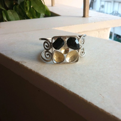 Cuff bracelet Y2K used with black and beige stones