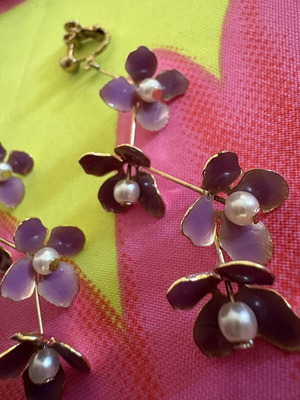 Elegant earrings with purple flowers and pearls