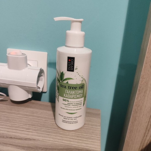 Dust + Cream Tea Tree Oil Cleansing Milk like new