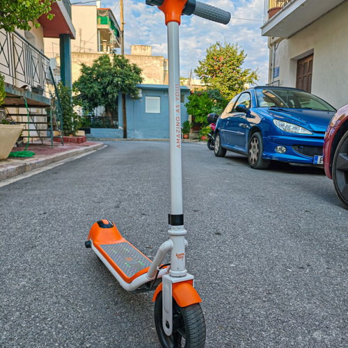 Children's electric scooter like new with Bluetooth and LED lights