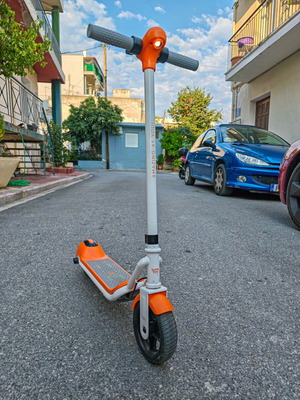 Children's electric scooter like new with Bluetooth and LED lights