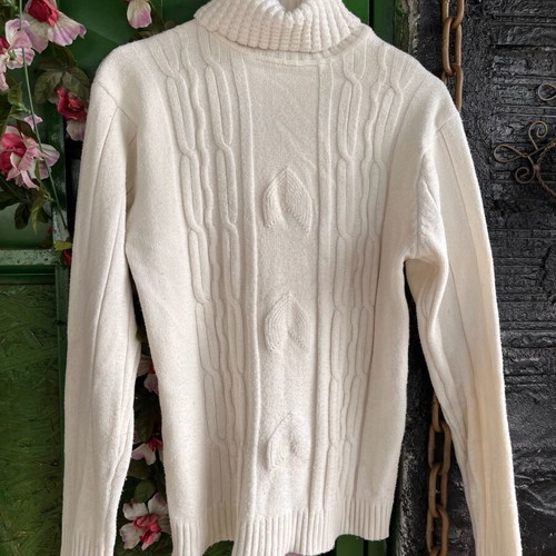 Women's wool turtleneck sweater white like new, size M-L