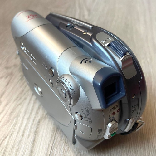 Canon DC100 MiniDVD Camcorder like new with remote and original accessories