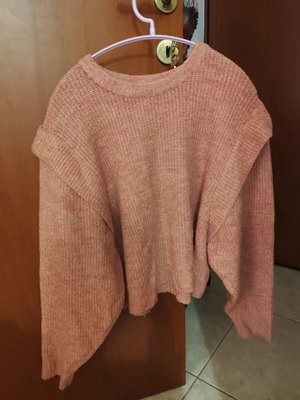 Pink knitted woman sweater like new with unique sleeves