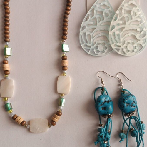 Jewelry set new with brown bead necklace and 2 pairs of blue earrings