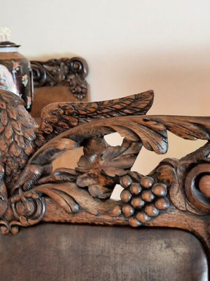 Βασιλική τραπεζαρία μεταχειρισμένη 11 κομματιών με μοναστηριακό τραπέζι και σκαλιστούς μπουφέδες