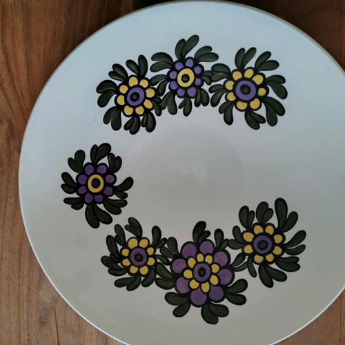 Decorative wall plate signed like new