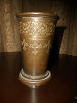 Μπρούτζινο κύπελλο αυθεντικό vintage μεταχειρισμένο με έντυπη και έκτυπη διακόσμηση