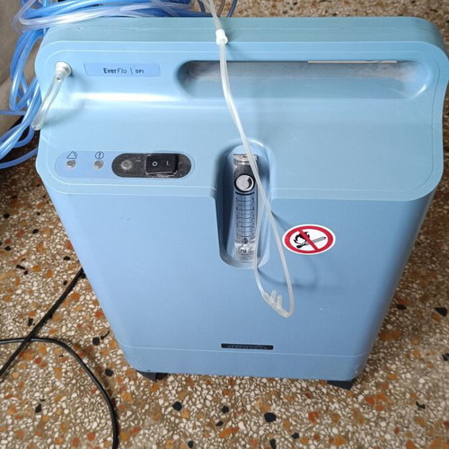 Philips Respironics EverFlo oxygen concentrator like new, 5lt