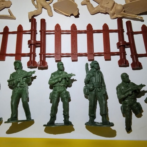 Plastic toy soldiers, set of 26