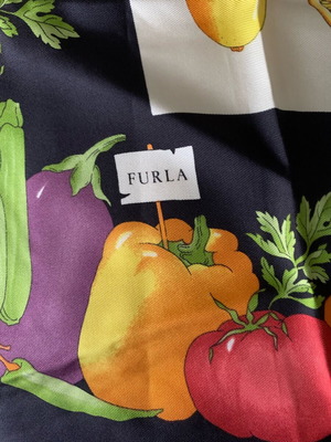 Φουλάρι Furla μεταχειρισμένο, 100% μετάξι, σχέδιο Vegetable Medley