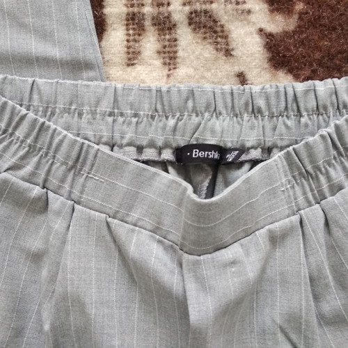Bershka gray striped pants like new, slim fit, elastic waist
