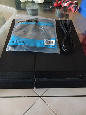 PS4 console with new cables 1TB