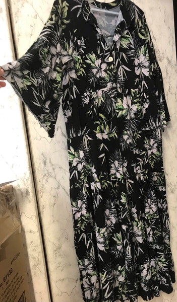ΠΡΟΣΦΟΡΑ: Φόρεμα Pepper Fashion μάξι, μαύρο με πράσινα λουλούδια, με κουμπάκια!!