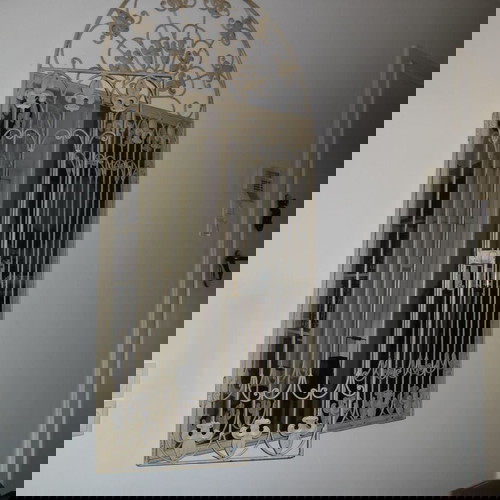 Καθρέπτης χειροποίητος σιδερένιος εκρού σε μορφή παλαιού παραθύρου