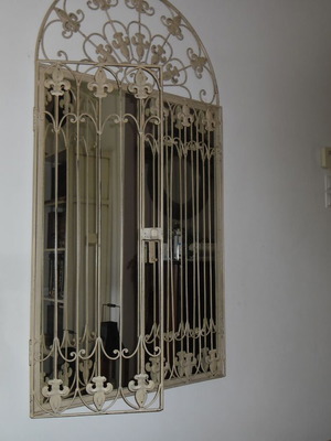 Καθρέπτης χειροποίητος σιδερένιος εκρού σε μορφή παλαιού παραθύρου