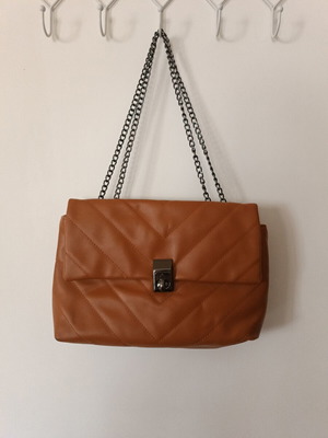 Shoulder bag like new, tan color with chain and quilted design
