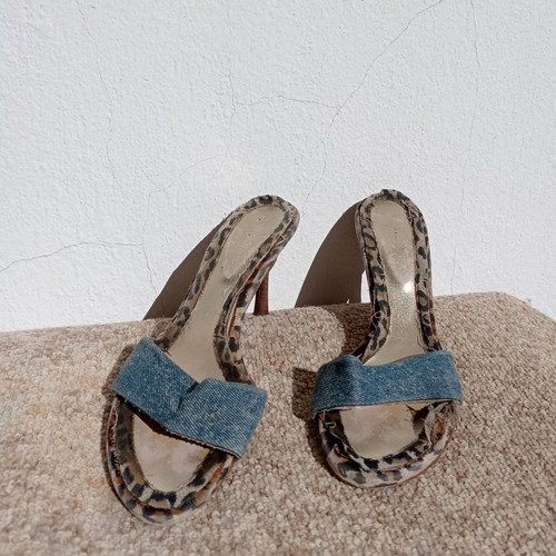 Denim mules used with leopard sole and low heel