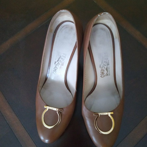 Salvatore Ferragamo Gancini Block Heel Pump size 40 like new, brown
