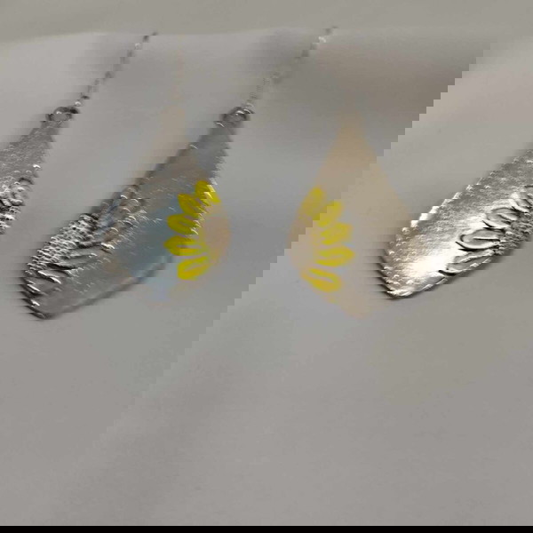 Σκουλαρίκια ηλιοτρόπιο σε ασημί φόντο /Sunflower Metal Earrings