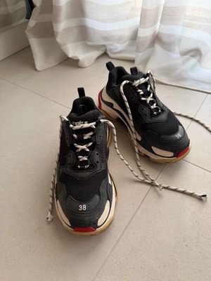 Balenciaga sneakers women's like new, size 38, black athletic