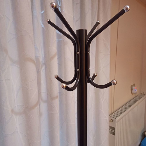 Black floor coat rack used, 1.77 m height, metal frame