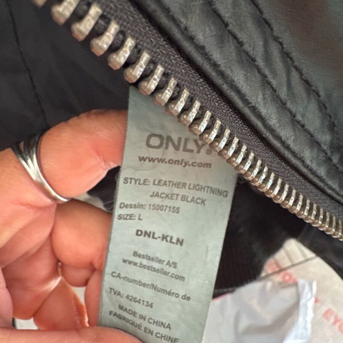 Only women's leather jacket black like new, size L