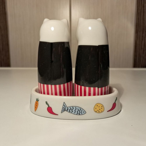 Cilio porcelain salt and pepper set new, 3 pieces with base