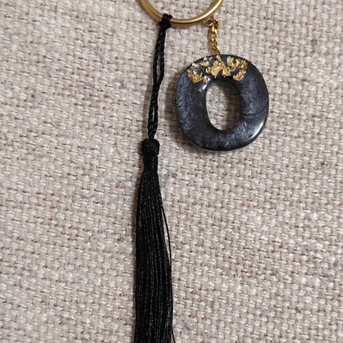 Handmade keychain with resin letter O and gold leaf tassel
