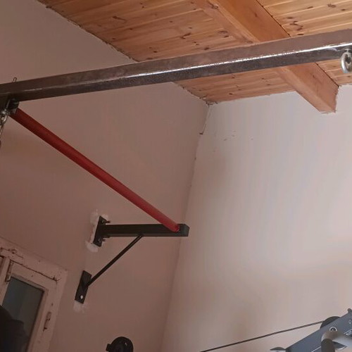 Boxing bag with pull-up bar like new