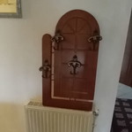 Ξύλινη επιτοίχια κρεμάστρα με μεταλλικούς γάντζους σαν καινούργιο, κλασικό σχέδιο