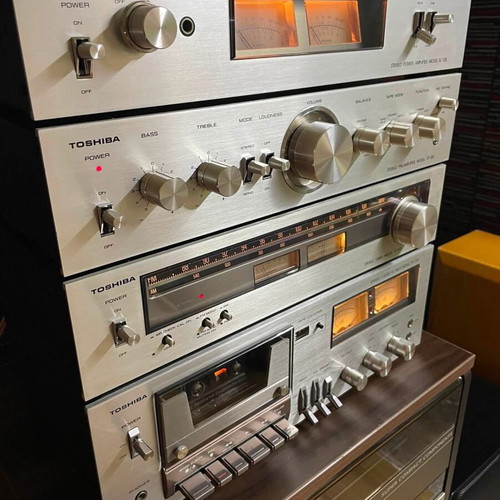 TOSHIBA audio set with deck, tuner, preamplifier and power amplifier