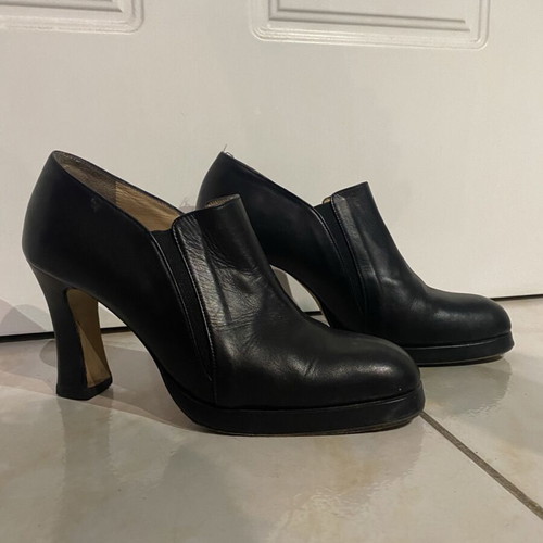 Leather shoes with heels used, black