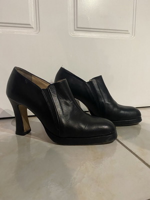 Leather shoes with heels used, black