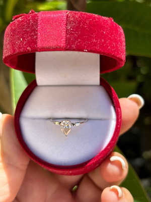 Δαχτυλίδι με φυσικό διαμάντι αχλάδι 1,01 ct και μπαγκέτα 0,18 ct λευκός χρυσός 14 καρατίων μεταχειρισμένο