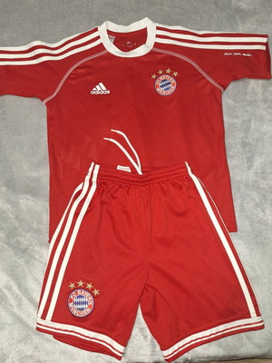 Παιδική εμφάνιση Μπάγερν Μονάχου μέγεθος 128 σαν καινούργια