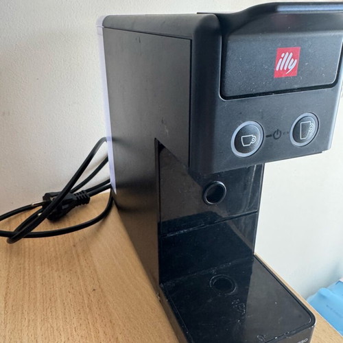 Illy Iperespresso coffee maker like new with capsules
