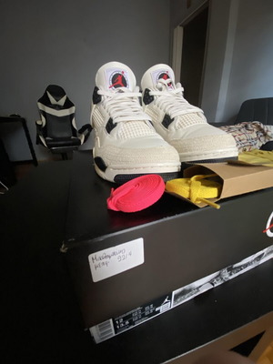 Jordan 4 Retro sneakers like new, size 46, white