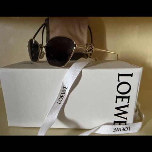 Loewe Anagram LW40115U sunglasses, gold metal frame, cat-eye hexagonal